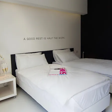 לינה וארוחת בוקר Bed 'n Design 4*